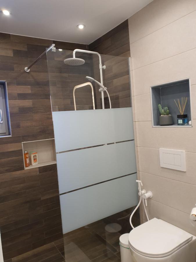 Tony'S Suite With Parking Athena Bagian luar foto